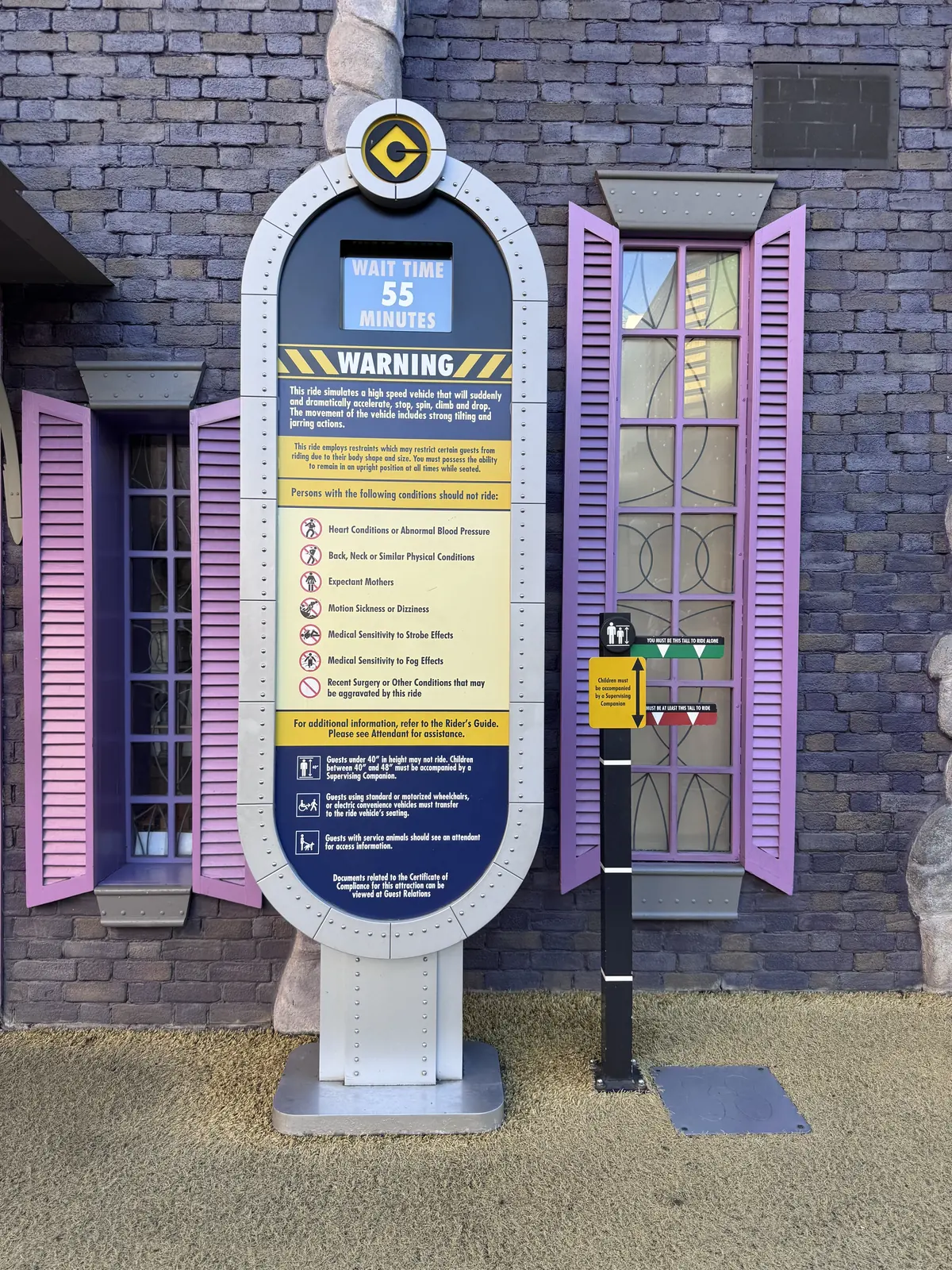 Despicable Me Minion Mayhem wait time and height requirement sign showing a 55 minute wait