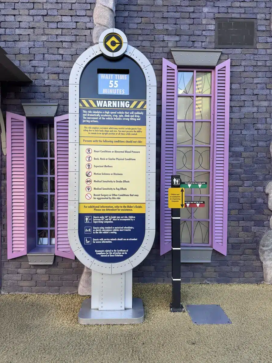 Despicable Me Minion Mayhem wait time and height requirement sign showing a 55 minute wait